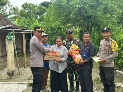 Tanggap Bencana, Polsek Ngraho Bersama Forkopincam Berikan Bantuan Korban Banjir