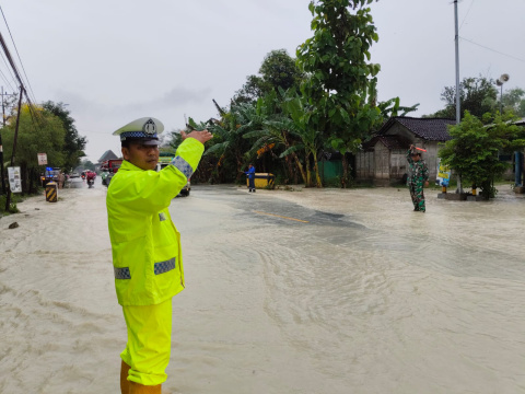 Jalan Raya Padangan-Ngawi Banjir, Polsek Ngraho Antisipasi Kemacetan