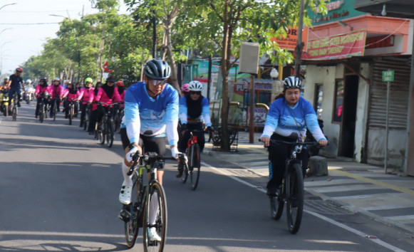 Kapolres Gowes Bareng Pengurus Bhayangkari Cabang Bojonegoro Eratkan Kebersamaan dan Kekompakan 